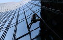 Ален Робер наричан "Френският Спайдърмен", изкачва небостъргача "Скайпер" във Франкфурт, Германия.