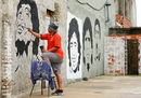 Уличен артист рисува лига на Марадона в едно от предградията на Буенос Айрес.