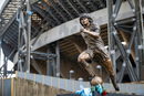 Една година след смъртта на Диего Марадона светът си спомни за аржентинската футболна легенда. На различни места в света имаше различни прояви, с които беше отбелязана годишнината.<br /><br />Пред стадиона на "Наполи" "Сан Паоло", където Марадона има статут на икона, беше открита негова статуя.