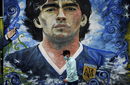 <a href="https://www.dnevnik.bg/sport/2021/11/25/4286168_fotogaleriia_edna_godina_ot_smurtta_na_diego_maradona/?ref=home_photos">Една година след смъртта на Диего Марадона светът си спомни за аржентинската футболна легенда.</a> На различни места в света имаше различни прояви, с които беше отбелязана годишнината.<br /><br />Снимката е от Буенос Айрес, Аржентина