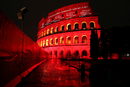 Имената на жени, жертви на убийства, бяха прожектирани върху Колизеума, осветен в червено по случай Международния ден за борба с насилието срещу жени, Рим, Италия