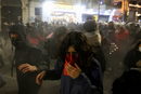 Демонстранти се опитват да се прикрият от сълзотворен газ на протест срещу насилието в Международния ден за борба с насилието срещу жени в Истанбул, Турция