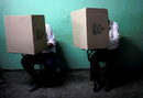 Гласоподаватели подготвят бюлетините си в избирателна секция в Тегусигалпа, Хондурас.