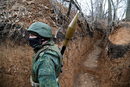 Боец от самопровъзгласилата се Луганска народна република, въоръжен с гранатомет, е сниман на позиция в покрайнините на Кировск в Луганска област, Украйна. Градът е на линията на сепаратизма