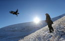 Повече от 80 ловци на птици се събраха на ежегодното състезание край казахстанското село Сиримбет, на около 280 км североизточно от Алмати.<br /><br />На състезанието, което се проведе в периода 26-28 ноември, хора и птици показаха уменията си за лов на лисици и зайци.