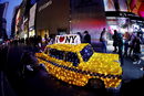 "Коледно такси" е разположено на тротоар на Пето авеню, като част от празнична инсталация в Ню Йорк.