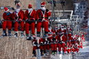 Скиори, облечени като Дядо Коледа, се возят на лифтове, за да участват в благотворителната акция "Дядо Коледа в неделя" в ски курорта Съндей ривър в Бетел, щата Мейн.