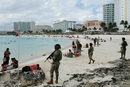 Членове на военноморските сили патрулират на плажа като част от охраната на туристическата зона в Канкун, Мексико.