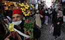 Мъж продава лимонада на пазара в Истанбул, Турция.