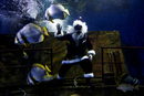 Водолаз, облечен като Дядо Коледа, маха с ръка, докато храни рибите в Националния аквариум на Малта.