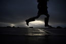 Момиче тича, докато бурята Бара навлиза към сушата в Галуей, Ирландия.