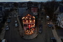 Коледна украса на улица в Сомервил, Масачузетс, САЩ.