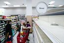 Рафтовете за хляб в магазин Target са почти празни, тъй като в САЩ продължават да се наблюдават смущения във веригата за доставки във Вашингтон.