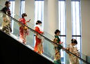 Жени с кимона и защитни маски се возят на ескалатор на мястото на тържествената церемония по случай Деня на пълнолетието, на фона на епидемията от коронавирус в Токио, Япония.