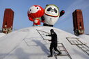 Работник монтира талисмана на Зимните олимпийски игри в Пекин през 2022 г.