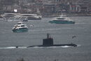 Подводница на турските военноморски сили плава в Босфора към Мраморно море в Истанбул, Турция.