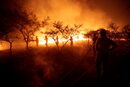 Пожарникари се борят с горски пожари в Суруби'и, Парагвай.