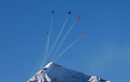 Екип на швейцарските военновъздушни сили Patrouille Suisse демонстрира уменията си преди началото на състезанието от Световна купа по ски алпийски дисциплини при спускането за мъже във Венген, Швейцария.
