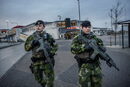 Войници патрулират на пристанището във Висби на фона на засиленото напрежение между НАТО и Русия заради Украйна, на шведския остров Готланд, Швеция.