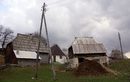 Типична за региона къща с дъсчен покрив. Черногорците не са прекъснали връзката си със земята и почти не може да се видят пустеещи земи. Цялата държава е осеяна с такива ферми, но тъй като тази е близо до Жабляк, най-вероятно скоро на нейно място ще има хотел.<br />