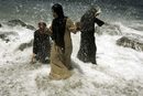 Алжирски жени намират спасение от юнските жеги в прохладните води на Средиземно море (2006 г.)