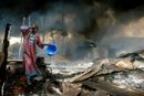 Мъж чисти сажди от лицето си на мястото на тежка експлозия в главния нигерийски град Лагос. Над 500 души загинаха на 26 декември 2006 г. при възпламеняване на гориво, източвано нелегално от тръбопровод, идващ от вътрешността на страната.
