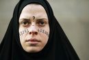 Американката Алисия Касилио позира пред фотографи по време на антивоенен протест в Бостън. Числата върху лицето й са отражение на загиналите в Ирак до януари 2007 г.