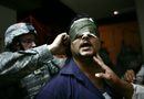 Американси военни връзват очите на иракчанин, арестуван по време на нощен патрул в багдадския квартал Зафрания (септ. 2007 г.)
