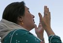 Бившият пакистански премиер Беназир Бхуто вдига ръце за молитва пред сто хил. симпатизанти при завръщането си в страната след 8-годишно изгнание (18 окт. 2007 г.). Месец и половина по-късно тя стана жертва на бомбен атентат, извършен по време на предизборен митинг на нейната Пакистанска народна партия.