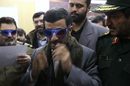 Президентът на Иран Махмуд Ахмадинеджад носи 3D очила и се готви да проследи програма за ядрената програма на страната в контролен център до столицата Техеран (фев. 2008 г.). Дни по-рано армията на страната извърши успешно изпитание на ракета-носител, предназначена за извеждането в околоземна орбита на първия ирански сателит.