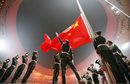 Военни издигат китайския национален флаг по време на церемонията по откриване на Олимпийските игри в Пекин (8 авг. 2008 г.)