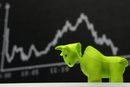 Фигурка на бик с полуотрязана глава стои на фона на табло, показващо стойността на индекса DAX на франкфуртската фондова борса от 16 септември, когато бе обявен фалитът на "Лемън брадърс"
