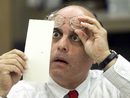 Окръжен съдия, участващ в избирателна комисия в Броуърд, САЩ, се взира в избирателна бюлетина по време на частично повторно преброяване на бюлетини от президентските избори, спечелени от републиканския кандидат Джордж Буш (23 ноември 2000 г.).