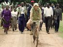 Зимбавийският бял фермер Томи Бейли подкарва велосипед към изоставена къща, в която да намери временно убежище, след като военни ветерани и селяни завзеха имота му, намиращ се на 30 км. от столицата Хараре. (8 април 2000 г.)
Два месеца по-рано президентът Робърт Мугабе отне имотите на повечето бели земевладелци, с обещанието да ги разпредели между тънещите си в мизерия сънародници.