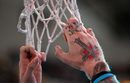 Крис Андерсън от &quot;Денвър нъгетс&quot; се държи за мрежичката на коша по време на мача от плейофите на НБА срещу &quot;Далас&quot;<br />
