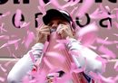 Италианският колоездач Алесандро Петаки целува розовата фланелка на водач в Обиколката на Италия след третия етап<br />
<br />