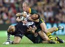 Австралиецът Дарън Локиър атакува новозеландеца Бенджи Маршал по време на мача между двата национални отбора в Бризбейн<br />