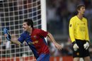 Нападателят на "Барселона" Лионел Меси държи обувката си секунди, след като е отбелязал втория гол във вратата на "Манчестър юнайтед" във финала на Шампионската лига