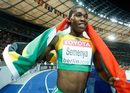 Южноафриканката Кастер Семеня се радва, след като е спечелила бягането на 800 м на световното първенство по лека атлетика в Берлин. Впоследствие се появи спор дали тя е 100-процента жена<br />