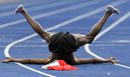 Кениецът Езекиел Кембой е паднал на пистата след победата на 3000 м стипълчейз на световното първенство по лека атлетика<br />