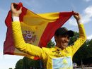 Алберто Контадор вдига победоносно испанското знаме. Той спечели тазгодишния "Тур дьо Франс"