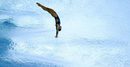 Китайката Гуо Джънджън пада във водата при изпълнение на скок от триметров трамплин на световното първенство в Рим<br />