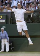 Роджър Федерер се радва, тъй като току-що е подобрил рекорда на Пийт Сампрас за най-много титли от Големия шлем. Той записа успех №15 в шлема на "Уимбълдън"