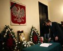 Българкият президент Георги Първанов също посети полското посолство, поднесе цветя и писа в книгата за съболезнования.<br />