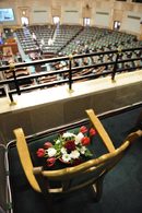 Президентският стол в полския парламент е празен, е на него са положени цветя в памет на Лех Качински.<br />
<br />
Ковчегът с тялото на загиналия полски президент <a target="_blank" href="http://www.dnevnik.bg/sviat/2010/04/11/885598_tialoto_na_kachinski_veche_e_vuv_varshava/">Лех Качински вчера пристигна във Варшава</a>, след като в събота голяма част от политическия и военния елит на страната загина при <a target="_blank" href="http://www.dnevnik.bg/sviat/2010/04/10/885236_polskiiat_prezident_zagina_pri_samoletnata_katastrofa/">катастрофата на президентския самолет край руския град Смоленск</a>.<br />