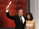 Наградата &quot;Гран при&quot; на 63-ото издание на фестивала получи френският режисьор Ксавие Бовоа за филма &quot;Богове и хора&quot;<br />
<br />
На сниката: Бовоа с мексиканската актриса Селма Хайек...<br />