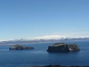 Други два острова от Вестманаеяр, а на заден фон е ледникът Ейяфятлайокутл.