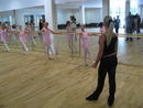 В танцовата зала Юрий Лужков бе посрещнат с екзерсис от  балерини в розови пачки.