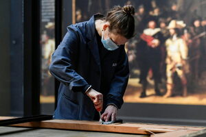 Снимка на деня: "Нощна стража" на Рембранд е демонтирана за реставрация