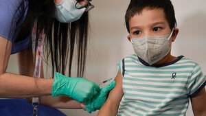 Вариантът омикрон заразява и деца под 15 години